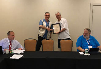 Mike Hanahan giving Jim Dash a plaque for his year chairing the Construction Law Section Council.