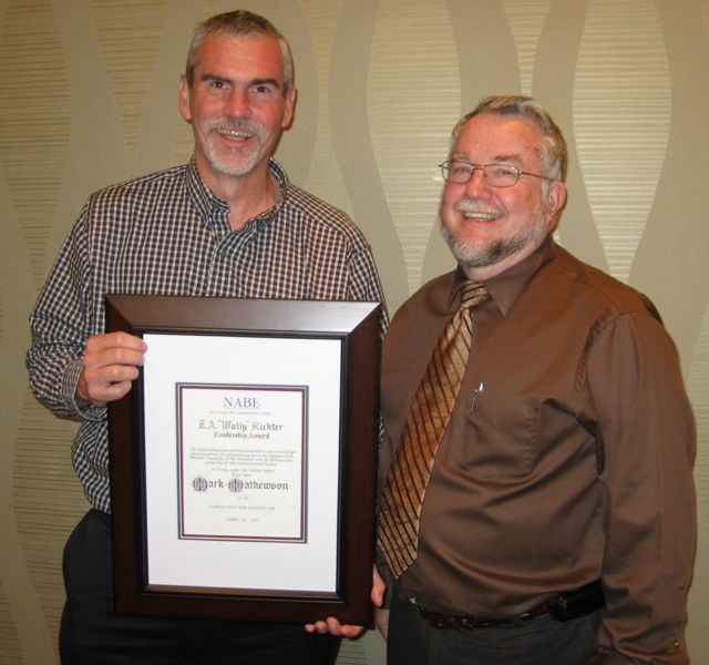 ISBA Publications Director Mark Mathewson receives the E.A. “Wally” Richter Leadership Award from Duane Stanley, Communications Director of the Hennepin County (Minn.) Bar Association.