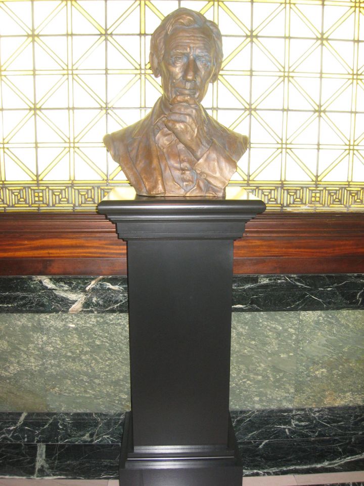 The bust of Abraham Lincoln presented to the Supreme Court by the ISBA