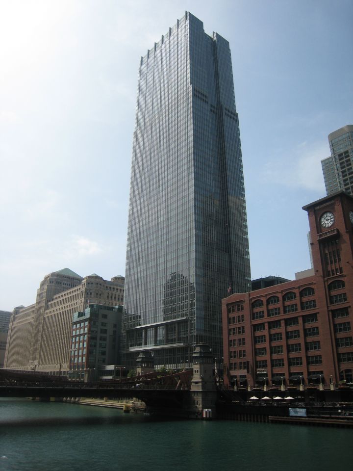 Exterior view of Kirkland & Ellis from the south bank of the Chicago River.