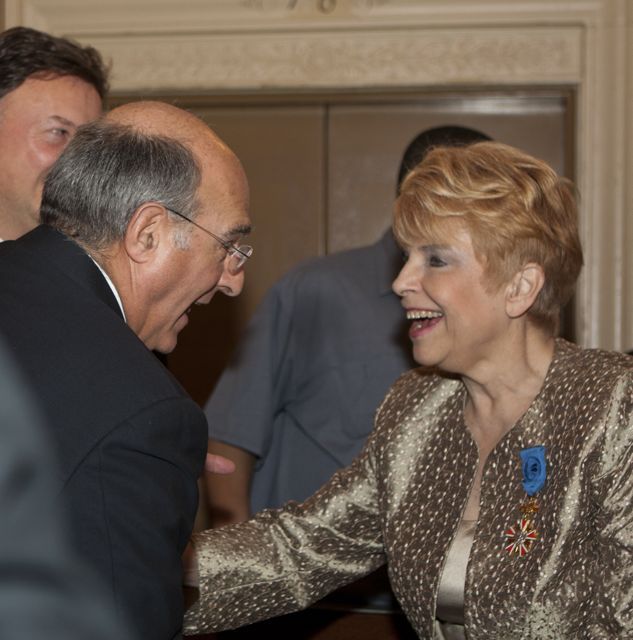 ISBA President Hassakis greets Illinois Comptroller Judy Baar Topinka. - Photo by Artur Zadrozny
