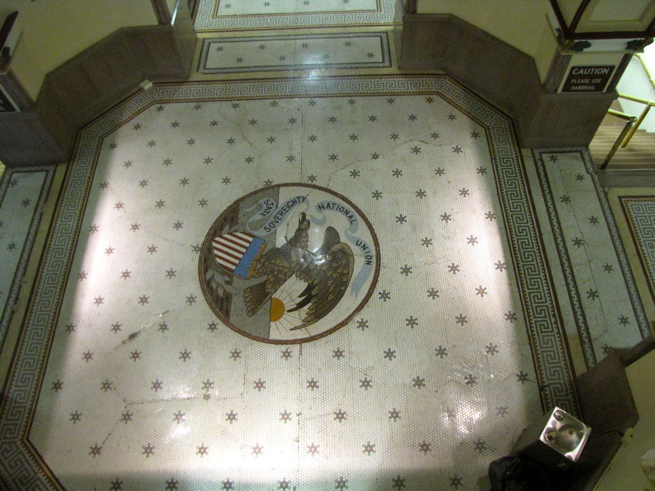 The seal of Illinois in the first-floor rotunda.