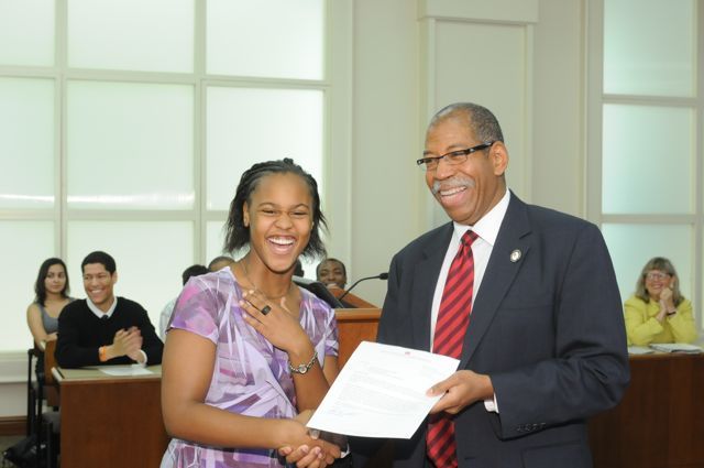Mahja Foster receives a Moot Court Award from Dean Smith