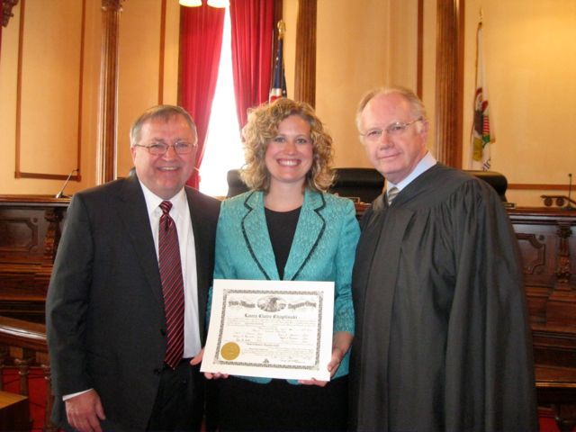 ISBA member Randy Chaplinski with his daughter, new admittee L. Claire Chaplinski and Chief Justice Thomas L. Kilbride.

 
