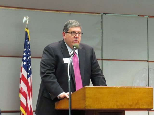 ISBA President Richard D. Felice delivers remarks to the class.