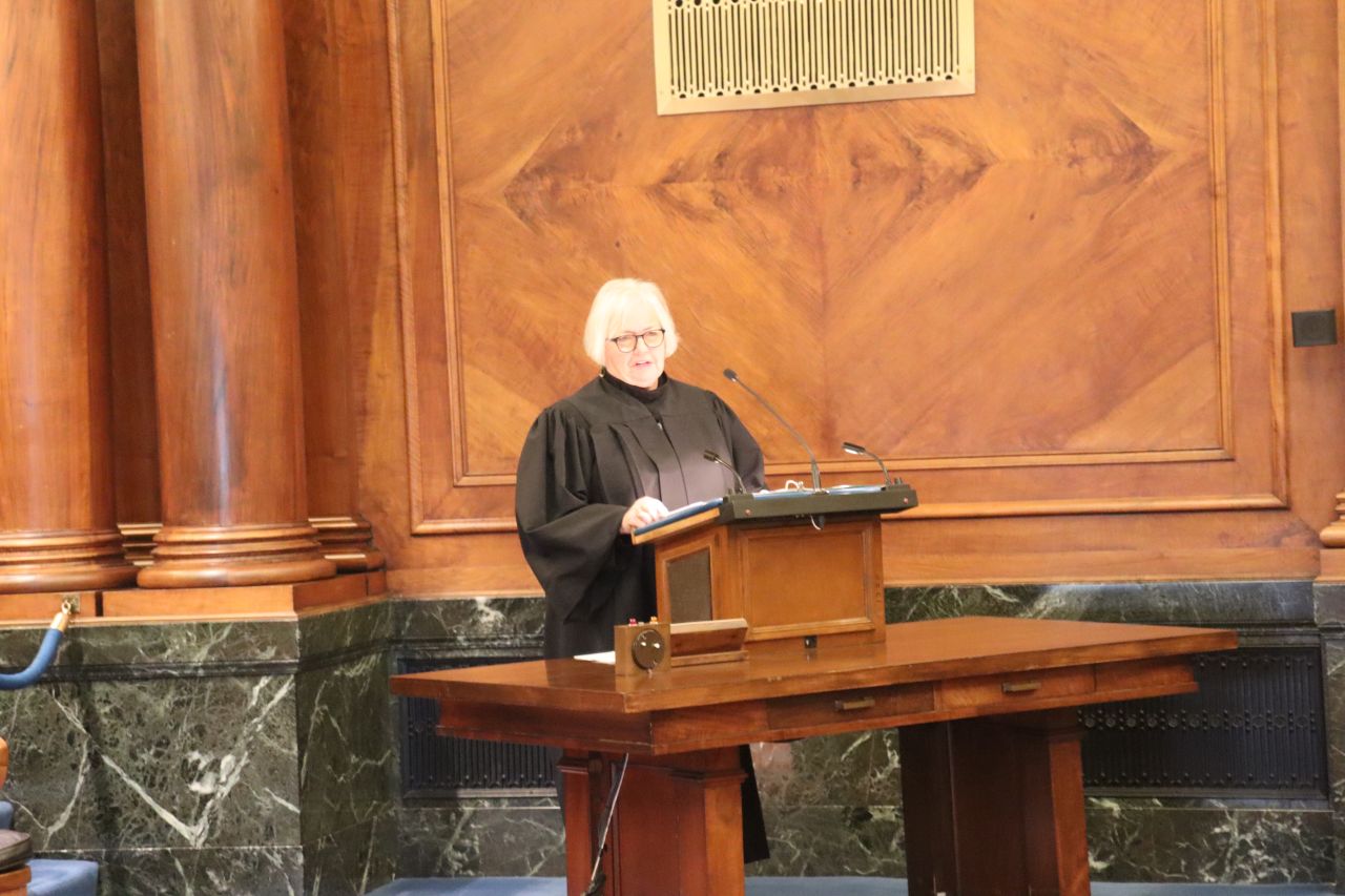Retired Justice M. Carol Pope, Illinois Appellate Court, Fourth District, speaks to candidates.