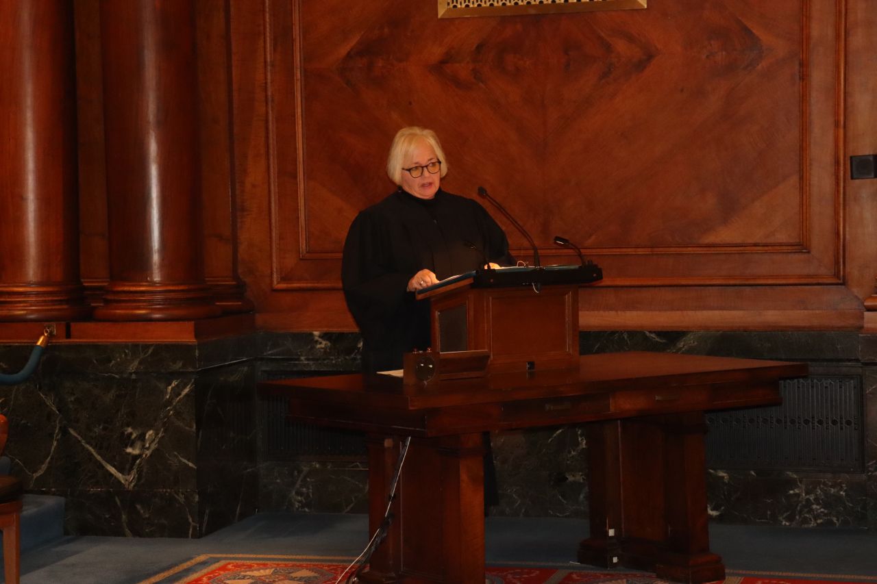 Retired Justice M. Carol Pope, Illinois Appellate Court, Fourth District, speaks to candidates.