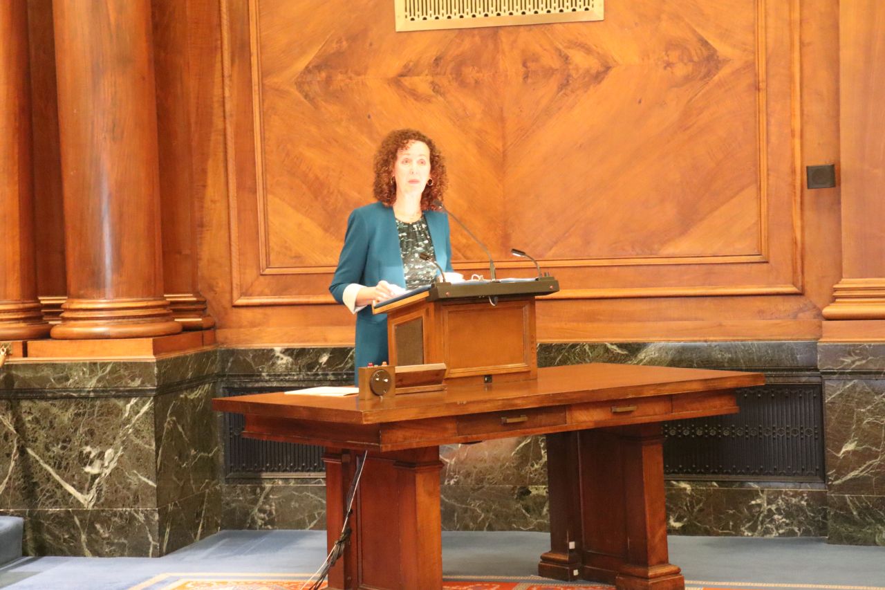 Retired Illinois Supreme Court Clerk Carolyn Taft Grosboll addresses the Fourth Judicial District candidates at the morning ceremony.