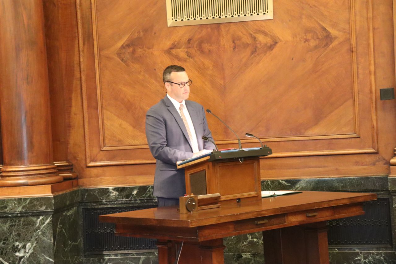 Illinois State Bar Association Board of Governors' Member Mark Palmer speaks at the Fourth Judicial District ceremonies.