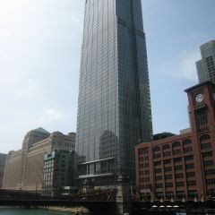 Exterior view of Kirkland & Ellis from the south bank of the Chicago River.