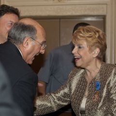 ISBA President Hassakis greets Illinois Comptroller Judy Baar Topinka. - Photo by Artur Zadrozny