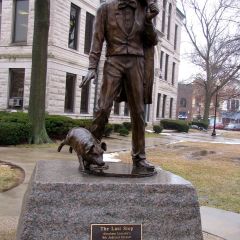 Click to enlarge: The Lincoln and pig statue that sits on the courthouse lawn stems from Lincoln's famous "Writ of Quietus" asking the judge to silence the serenade of pigs from under the courthouse.