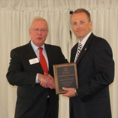 ISBA President John O'Brien presents a Law Enforcement Award to William Holman, Deputy Chief of Police of Glen Ellyn.