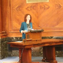 Retired Illinois Supreme Court Clerk Carolyn Taft Grosboll addresses the Fourth Judicial District candidates at the morning ceremony.
