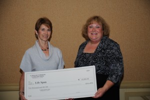 IBF Grants Committee Member Sharon Eiseman of Chicago presents a $10,000 grant to Sandy Blake of Life Span. 